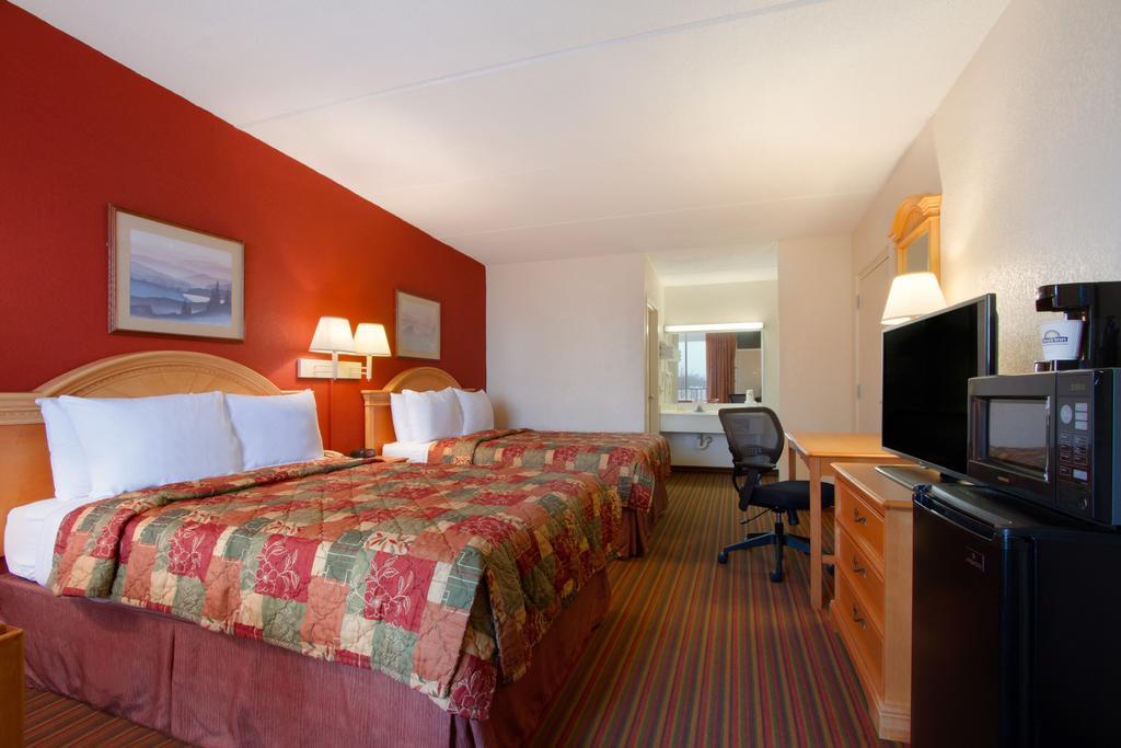 Days Inn By Wyndham Seneca-Clemson Room photo